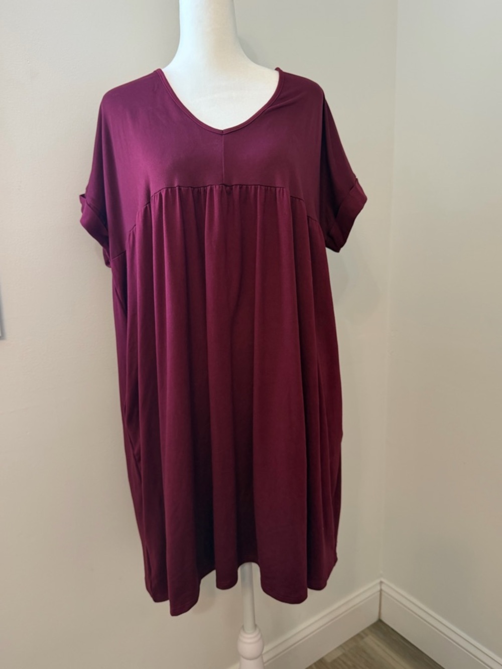 Charlotte Avery Women's Size M V-Neck Short Sleeve Babydoll Dress - Burgundy